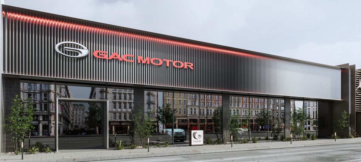 Mercedes-Benz Majlis & GAC Showroom — The entrance remains part of the display frontage, keeping arrival close to the cars on show.